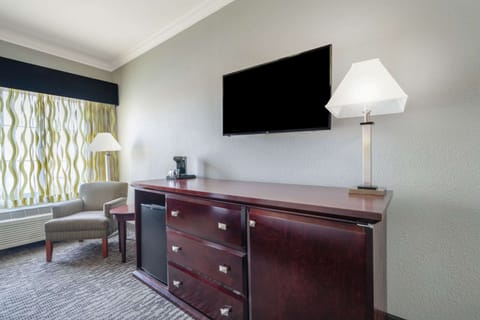 Suite, 1 King Bed, Non Smoking | Premium bedding, desk, blackout drapes, iron/ironing board