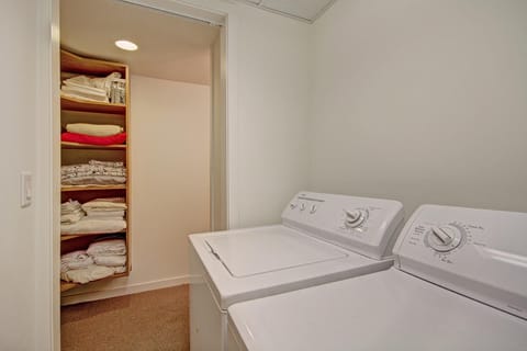 House, 3 Bedrooms | Laundry