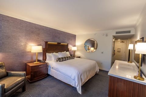 Traditional Room, 1 King Bed | Premium bedding, pillowtop beds, in-room safe, laptop workspace