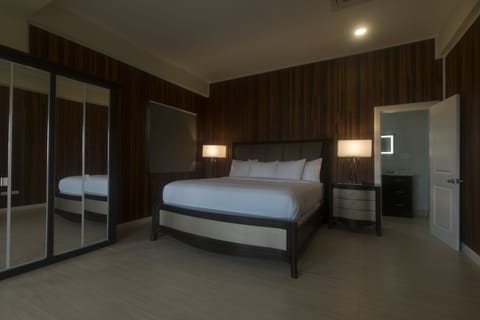 Executive Room, 1 Bedroom, Kitchen | Premium bedding, pillowtop beds, minibar, in-room safe