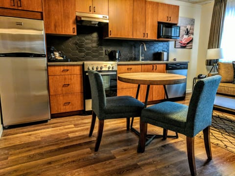 Deluxe Suite, 1 Bedroom, Kitchen | In-room dining