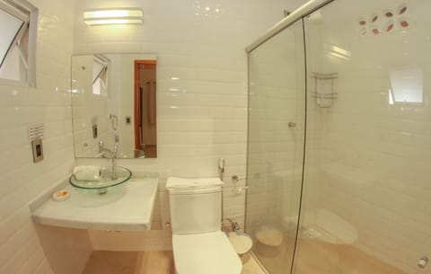 Superior Twin Room | Bathroom | Shower, towels