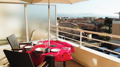Superb views of SEa , Nice and Mountains from Balcony
