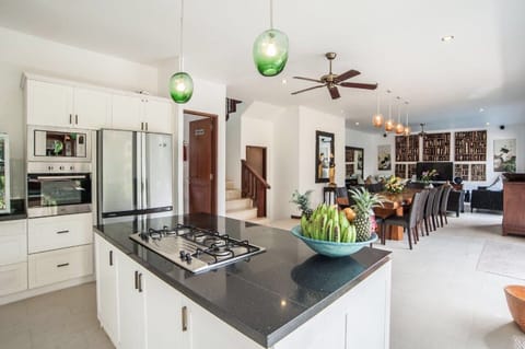 Kitchen/dining main villa