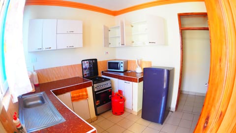 Business Apartment | Private kitchen | Fridge, microwave, oven, stovetop