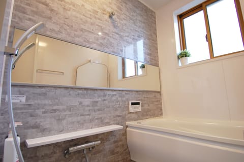 Combined shower/tub, jetted tub, free toiletries, hair dryer