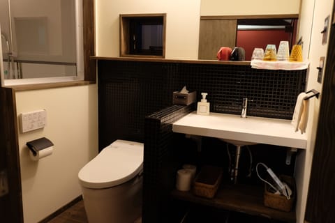House | Bathroom | Separate tub and shower, deep soaking tub, free toiletries, hair dryer