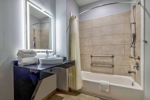 Standard Room, 1 Queen Bed, Accessible, Non Smoking | Accessible bathroom