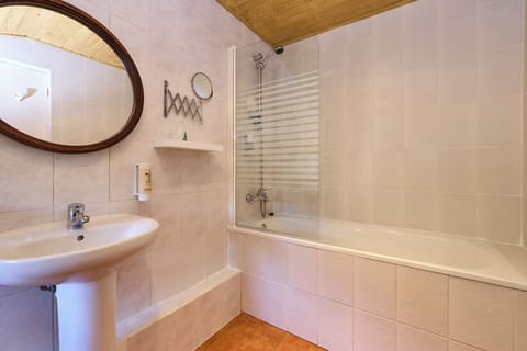 Double Room | Bathroom | Free toiletries, hair dryer, towels