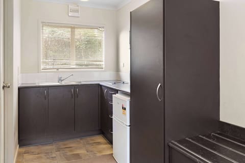 Superior Studio, 1 Queen Bed, Non Smoking, Kitchenette | Private kitchenette | Fridge, microwave, stovetop, coffee/tea maker