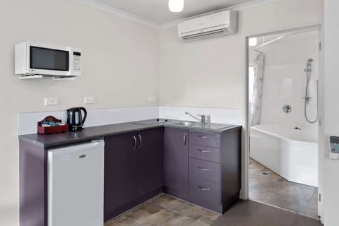 Superior Suite, Multiple Beds, Non Smoking, Kitchen | Private kitchenette | Fridge, microwave, stovetop, coffee/tea maker