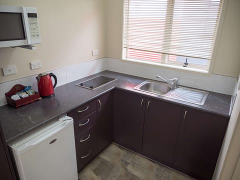 Superior Studio, 1 Queen Bed, Non Smoking, Kitchenette | Private kitchen | Fridge, microwave, stovetop, coffee/tea maker