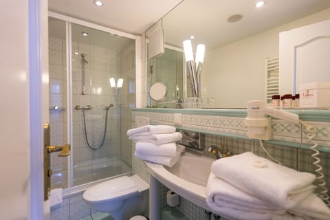 Family Room | Bathroom | Shower, free toiletries, hair dryer, bathrobes