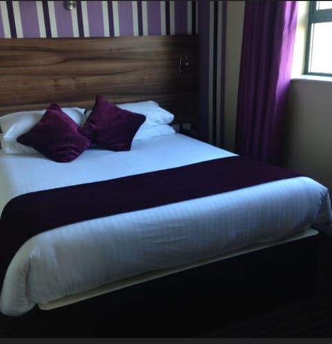 Double Room | Desk, iron/ironing board, free WiFi, bed sheets