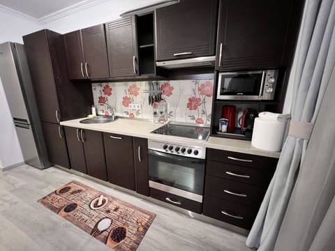 Presidential Suite, 2 Bedrooms, City View | Private kitchen | Fridge, microwave, oven, stovetop