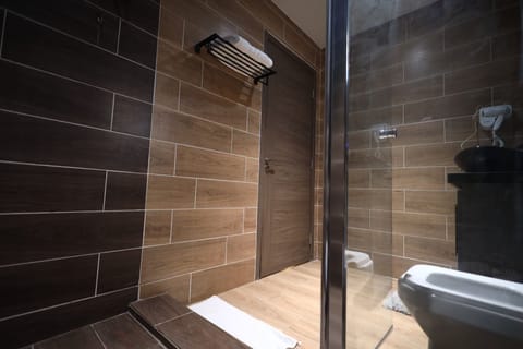 Deluxe Quadruple Room | Bathroom | Rainfall showerhead, free toiletries, towels, soap