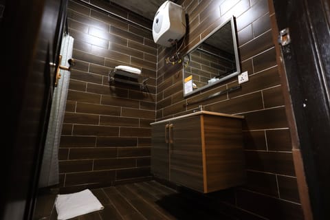 Deluxe Double Room | Bathroom | Rainfall showerhead, free toiletries, towels, soap