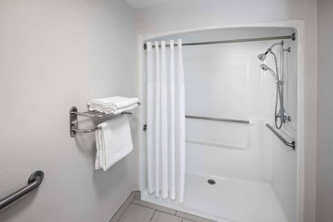 Room, 1 King Bed, Accessible, Non Smoking | Bathroom | Hair dryer, towels