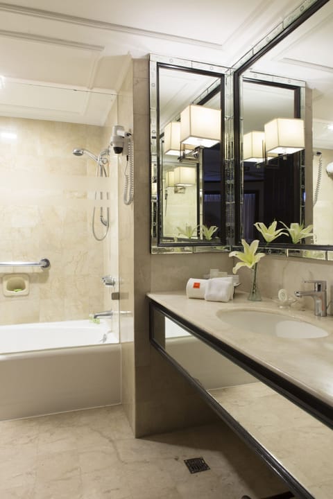 Deluxe Suite, 1 Bedroom | Bathroom | Combined shower/tub, free toiletries, hair dryer, slippers