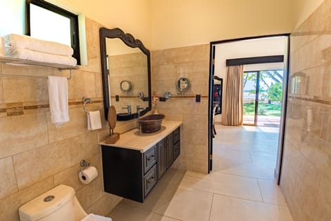 Deluxe Room, 1 King Bed, Ocean View | Bathroom | Free toiletries, hair dryer, towels