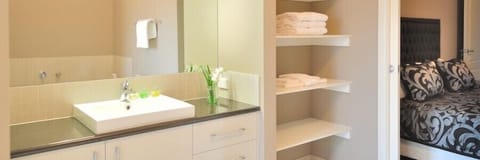 1 Bedroom Apartment | Bathroom | Separate tub and shower, free toiletries, hair dryer, towels