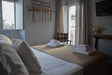 Romantic Double Room, 1 Queen Bed | Premium bedding, desk, free WiFi, bed sheets