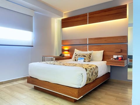 Standard Room, 1 Queen Bed, Non Smoking | Premium bedding, in-room safe, desk, free WiFi