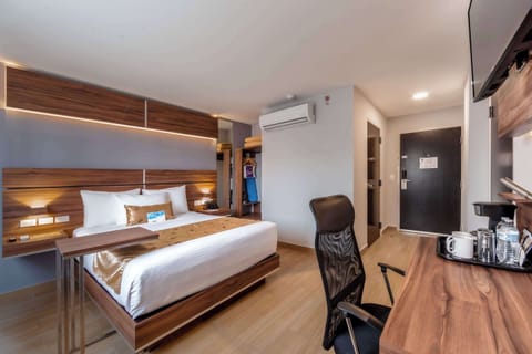 Standard Room, 1 Queen Bed, Non Smoking | Premium bedding, in-room safe, desk, free WiFi