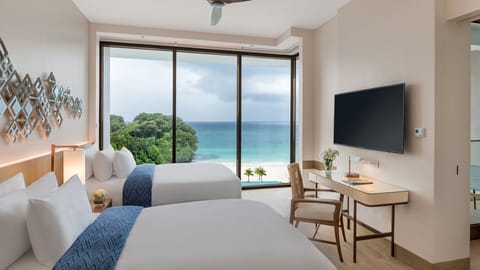 Suite Seaview | Minibar, in-room safe, desk, soundproofing