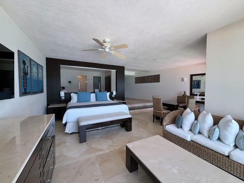 Royal Master Suite | Living area | 40-inch LED TV with satellite channels, TV, iPod dock