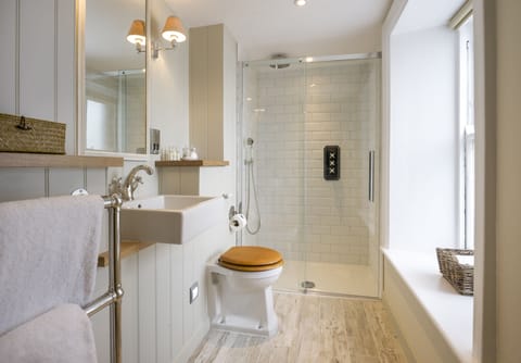 Sweethope Lough | Bathroom | Free toiletries, hair dryer, towels