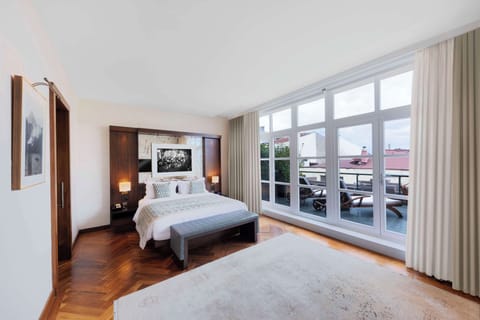 Executive Suite (Park) | Premium bedding, minibar, in-room safe, desk