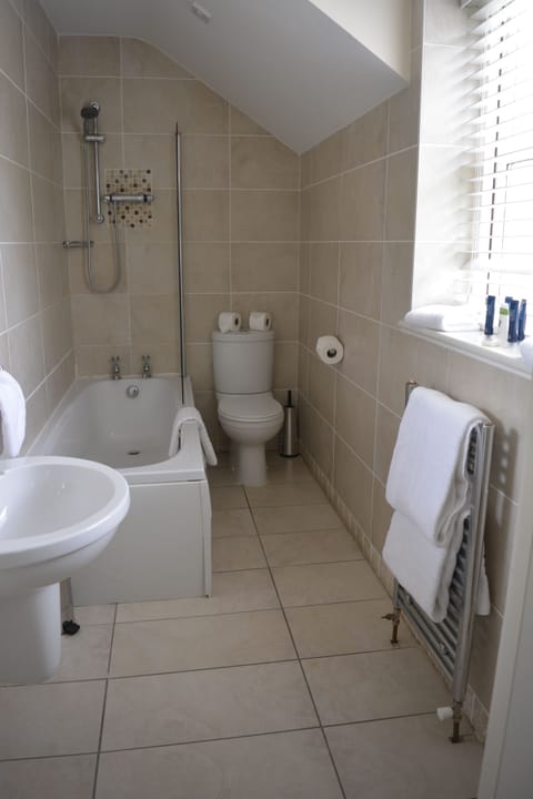 Deluxe Cottage, 2 Bedrooms | Bathroom | Combined shower/tub, free toiletries, hair dryer, towels