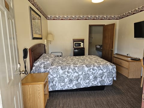 Economy Room, 1 Double Bed | Desk, iron/ironing board, free WiFi, bed sheets