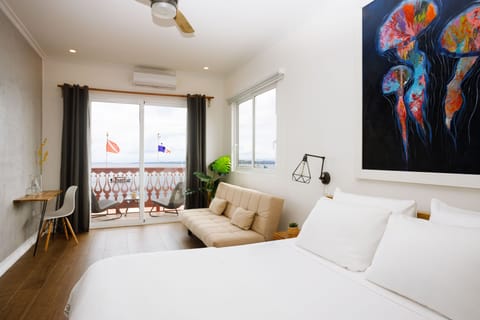 Suite, Sea View | Hypo-allergenic bedding, in-room safe, individually decorated, desk