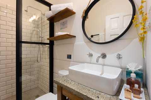 Twin Room, Sea View | Bathroom | Shower, free toiletries, hair dryer, towels