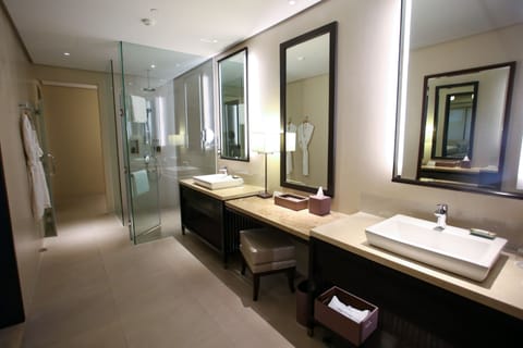 Anya Garden Suite | Bathroom | Separate tub and shower, deep soaking tub, free toiletries, hair dryer