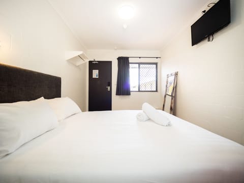 Queen Room with Shared Bathroom | Free WiFi, bed sheets