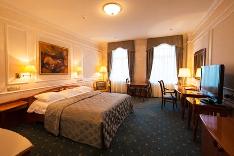 Deluxe Room | Premium bedding, minibar, in-room safe, desk