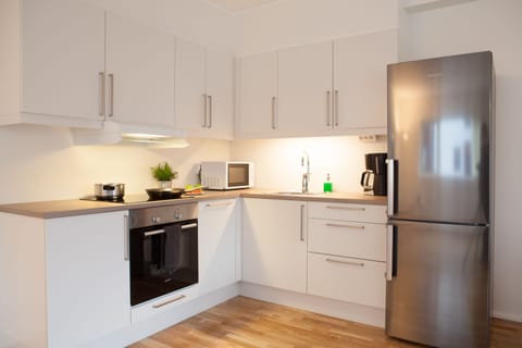 Two-bedroom apartment with balcony (4 ppl.) | Private kitchen | Full-size fridge, microwave, oven, stovetop