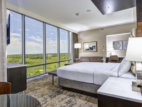 Promenade Tower Suite | Premium bedding, in-room safe, desk, laptop workspace