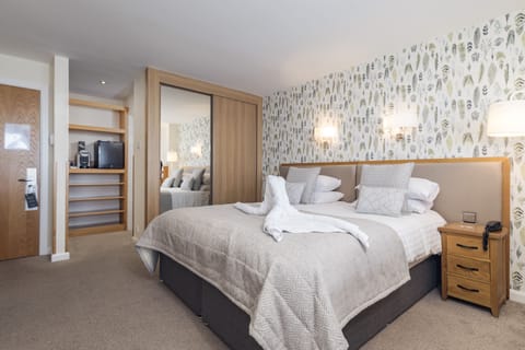 Junior Suite, 1 King Bed, Ocean View | Premium bedding, iron/ironing board, free WiFi, bed sheets