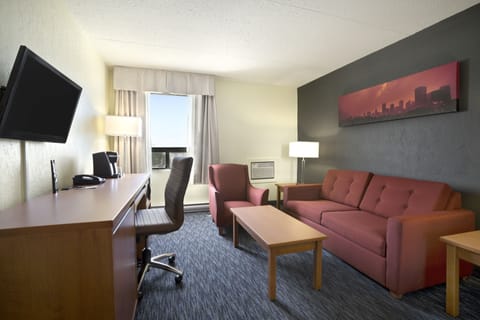 Deluxe Suite, 1 King Bed, Non Smoking | Living area | 32-inch TV with cable channels