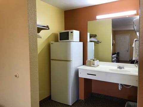 Room, 1 King Bed | Bathroom | Combined shower/tub, free toiletries, towels