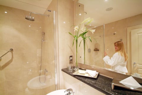 Combined shower/tub, eco-friendly toiletries, hair dryer, towels