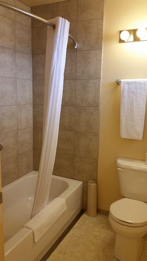 Double Room, 2 Queen Beds | Bathroom | Combined shower/tub
