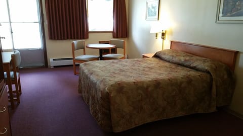 Standard Room, 1 Queen Bed | Desk, iron/ironing board, free WiFi