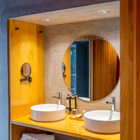 Luxury Tree House (Casa do Sobreiro) | Bathroom | Shower, eco-friendly toiletries, hair dryer, bathrobes