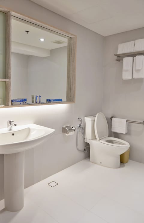 Accessible Room 1 Queen Bed | Bathroom | Shower, rainfall showerhead, free toiletries, bidet