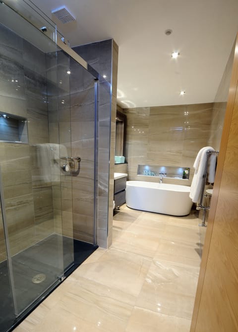 Executive Suite | Bathroom | Combined shower/tub, free toiletries, hair dryer, towels